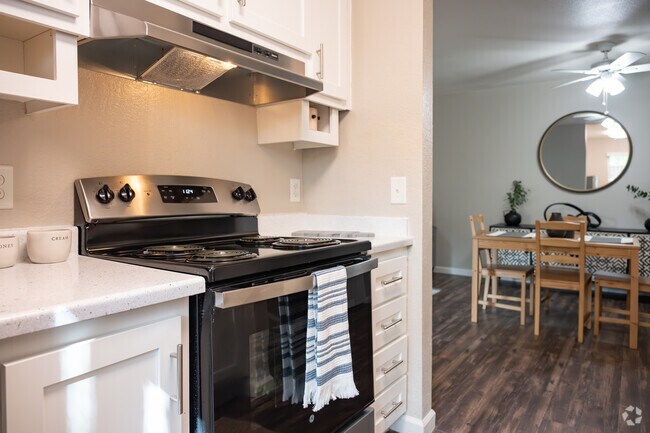 2BR, 1BA - 820SF - Kitchen - Oak & Ivy