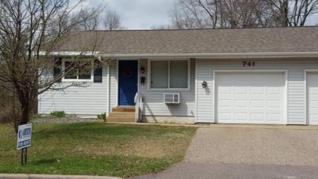 Building Photo - 2 Bedroom Duplex