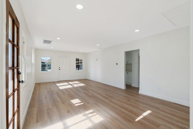 Photo - 744 Gladys Ave