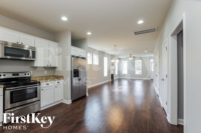Photo - 713 Walnut Crossing Dr