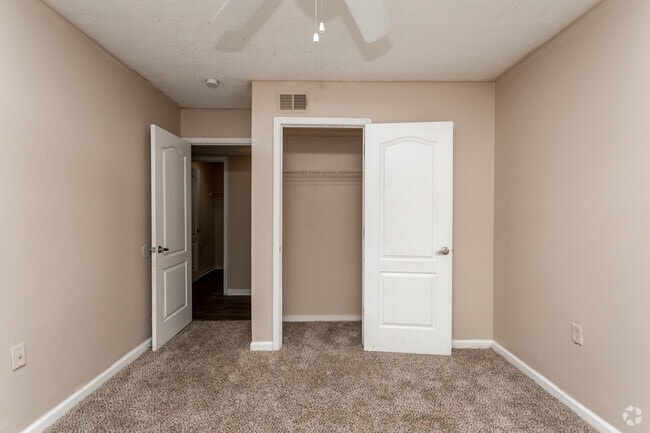 2BR, 1BA - 1,037 SF