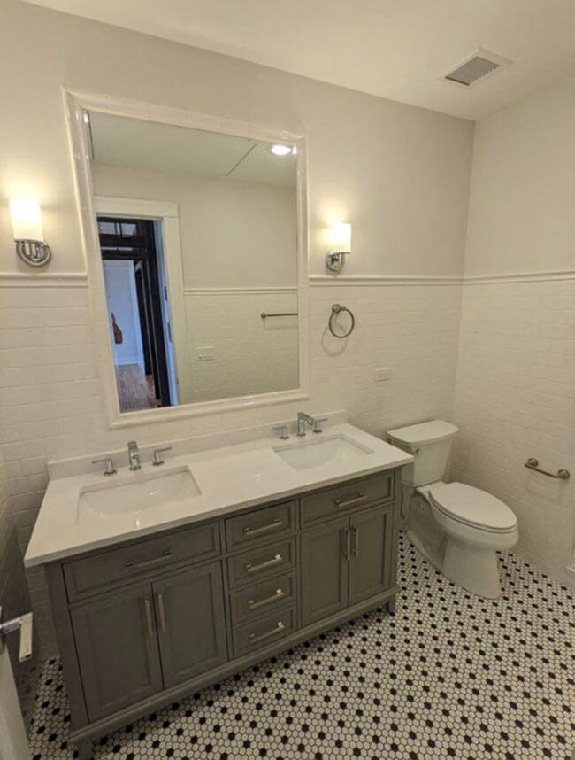 Photo - 1445 W Augusta Blvd Unit 104