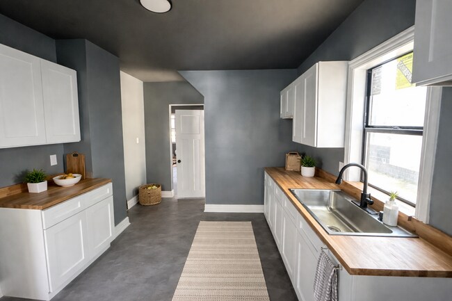 Photo - 230 W 29th St