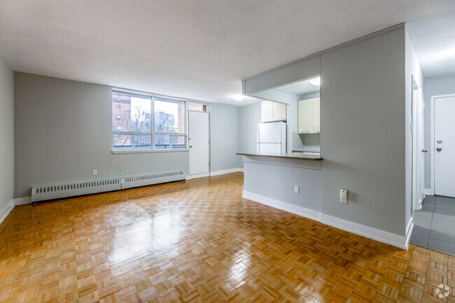 Bright Living Room - 3085 Queen Frederica