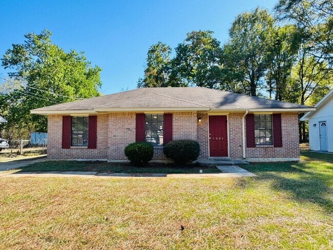 Building Photo - Classic & Cozy 3 Bedroom / 2 Bathroom Home...