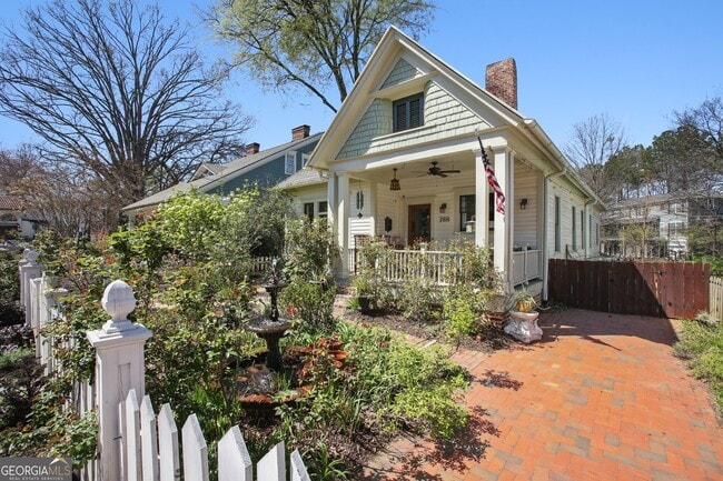 Photo - 788 Lake Ave NE