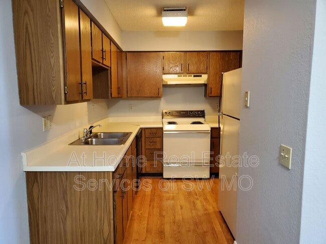 Building Photo - 1947 S Ingram Mill Rd Unit C2