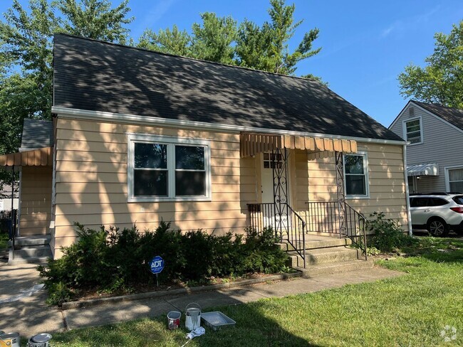 Building Photo - **COMPLETELY REMODELED 3-BEDROOM HOME W/ F...