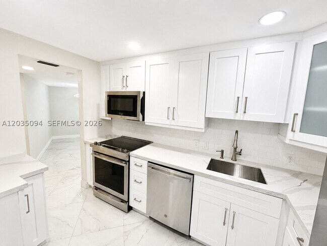 Building Photo - 3301 N Country Club Dr Unit 305
