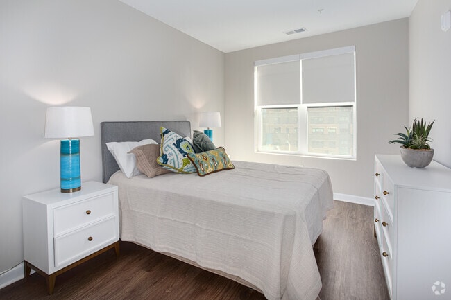 1BR, 2BA - 885 SF