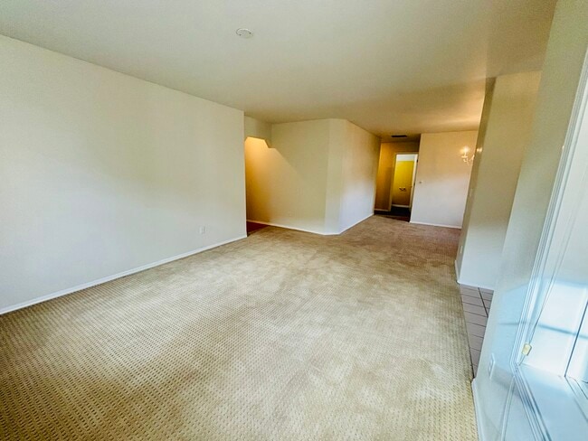 Photo - 325 Creekside Pl