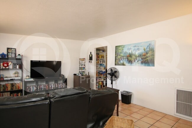 Photo - 2646 E 1st St