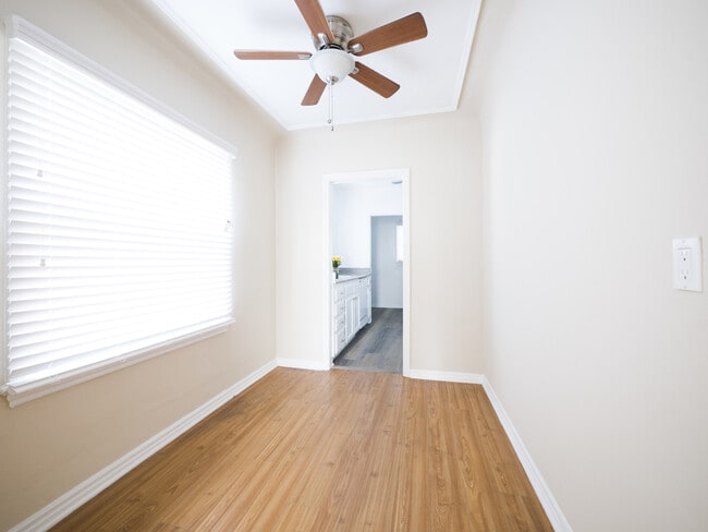 Photo - 5225 De Longpre Ave