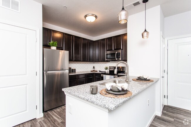 1BR, 1BA - 681 SF - Suite D