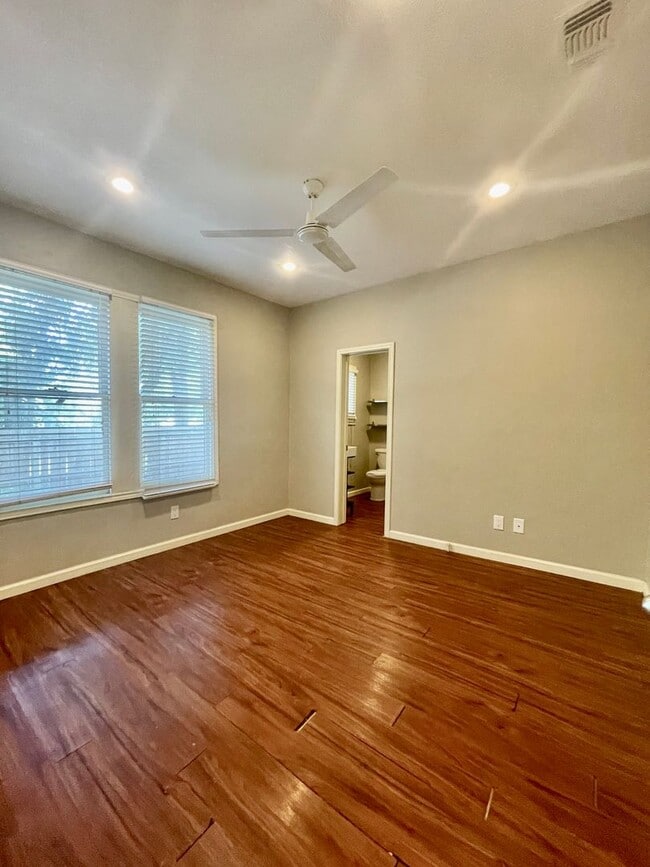 Photo - 333 W Hutchison St