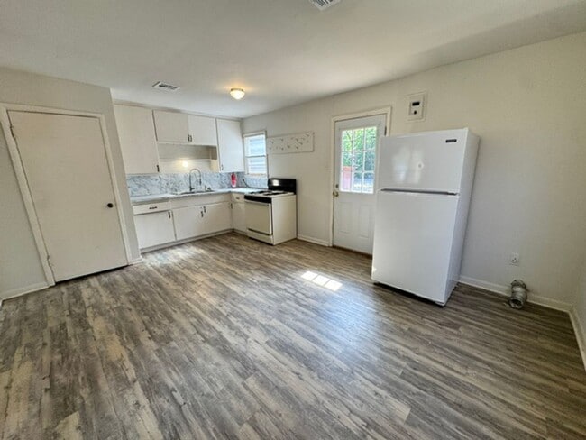 Photo - 2 bedroom in Norman Schools, No carpet, fridge and gas stove!