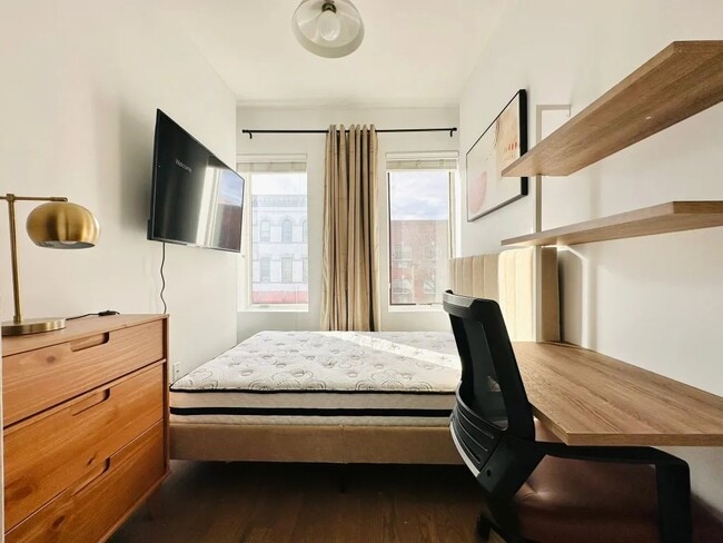Building Photo - Furnished room/NOT APARTMENT