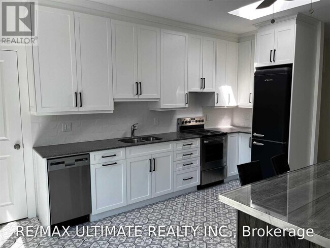 Photo - 1065 B St Clair Ave W