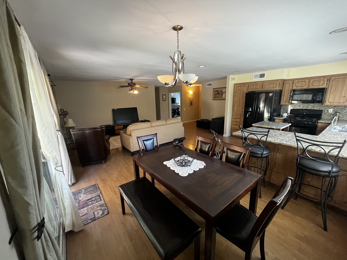 This is a furnished guesthouse available on a month to month basis. 2 people maximum, no pets. - 3319 Holloway St House