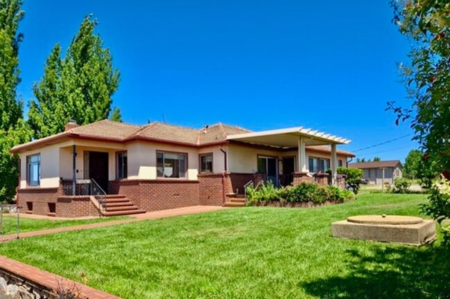 Building Photo - SOUTH AUBURN HOME WITH SUNSET VIEW