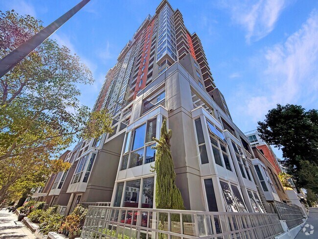 Building Photo - Modern 2BR/2.5BA with a Bonus Room Condo i... Unit 11