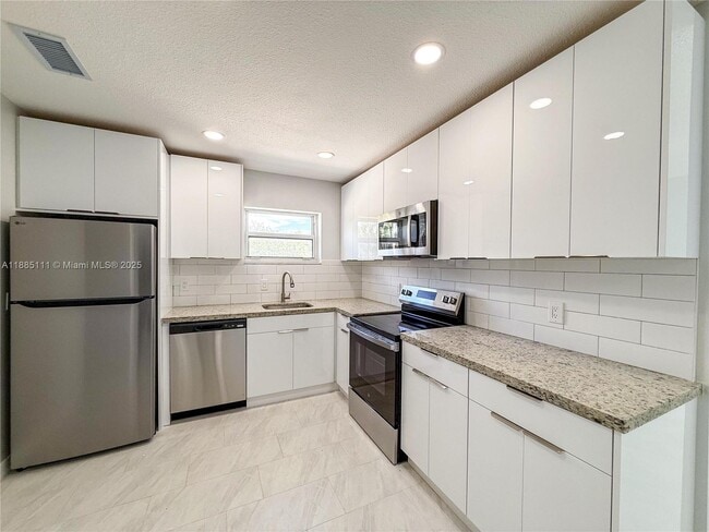 Building Photo - 5621 NE 22nd Ave Unit 8 Rental