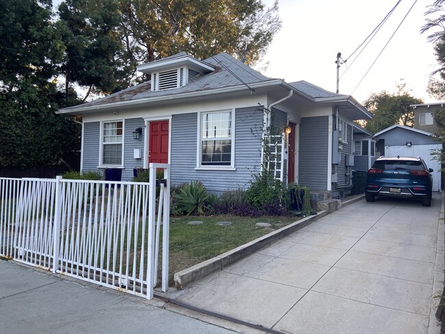 Entrada privada con portón y amplio estacionamiento. - 607 N Garfield Ave Unidad Townhome