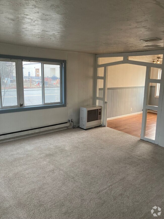 Building Photo - Spacious 2-Bedroom Duplex with Large Fence... Rental