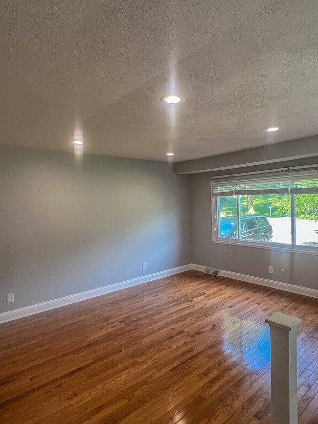 Photo - 745 Northrup Ave NW