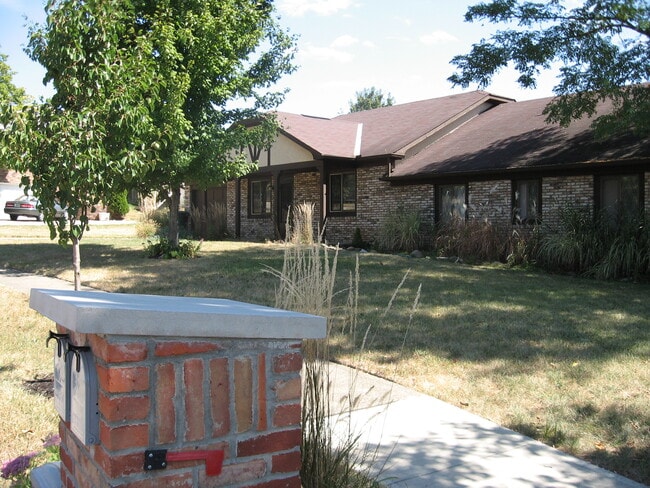 Front Door Porch/Garage - 5938 Pine Rise Ct Townhome