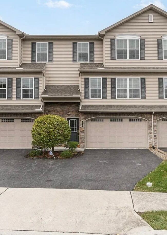 Building Photo - 3 Bedroom Townhome in Mechanicburg