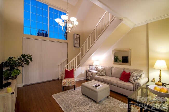 Building Photo - 300 W 5th St Unit 639