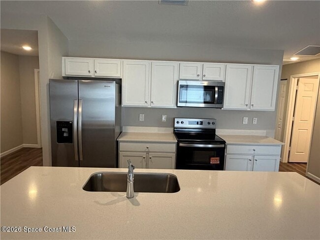 Photo - 340 Dolphin St SE