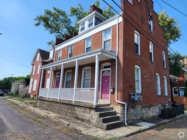 Building Photo - 241 Benton St Rental