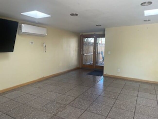 Photo - Beautiful spacious house in super location...