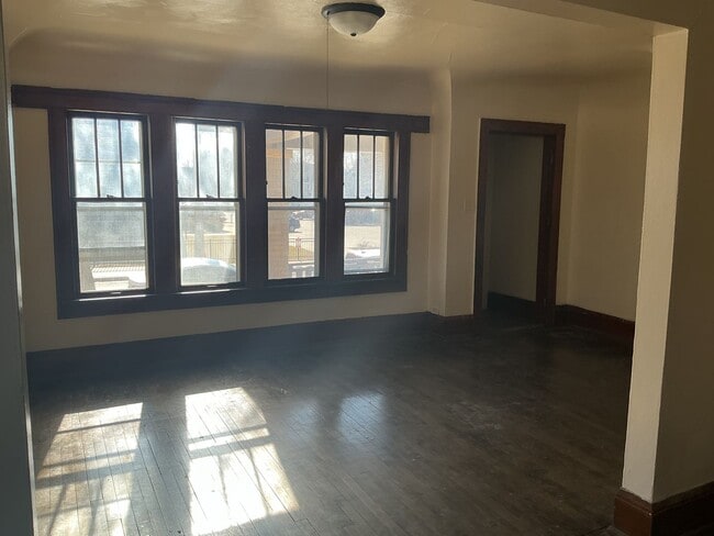 Building Photo - 3716-3718 W Roberts St Unit Lower