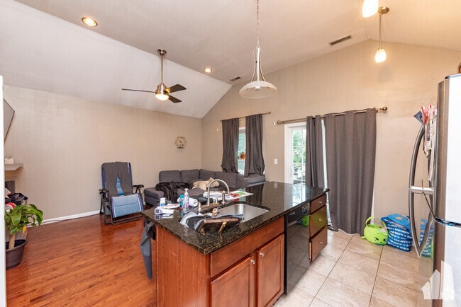 Building Photo - 700 N Noble St Unit 2w Rental