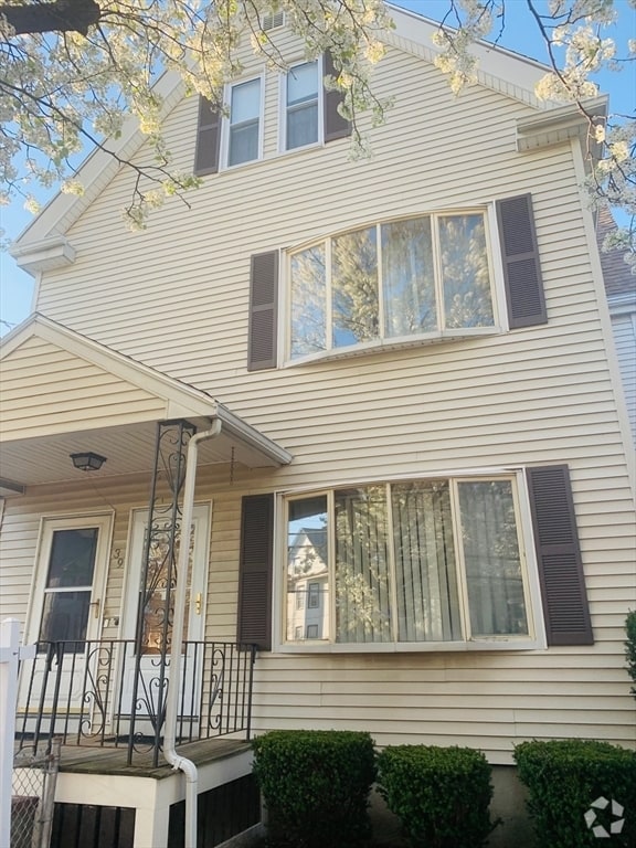 Building Photo - 39 Beacon St Unit 1 Rental