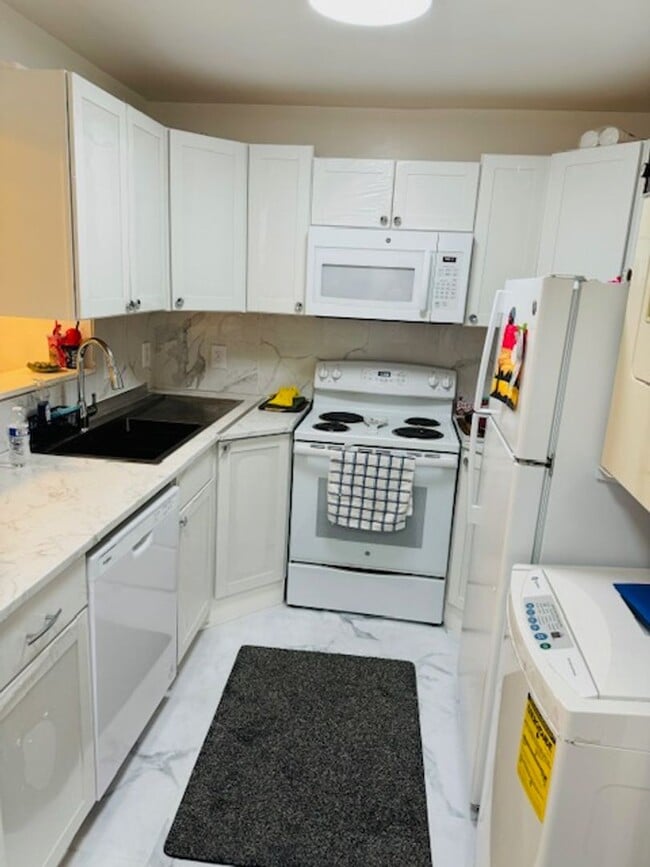 Building Photo - 1396 Hunters Rd Unit G