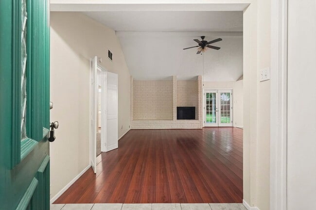 Photo - 423 Pickford Dr