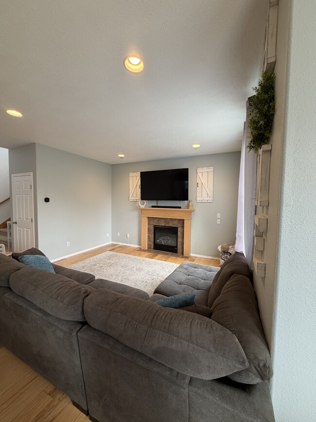 Photo - 7396 Pineview St NE