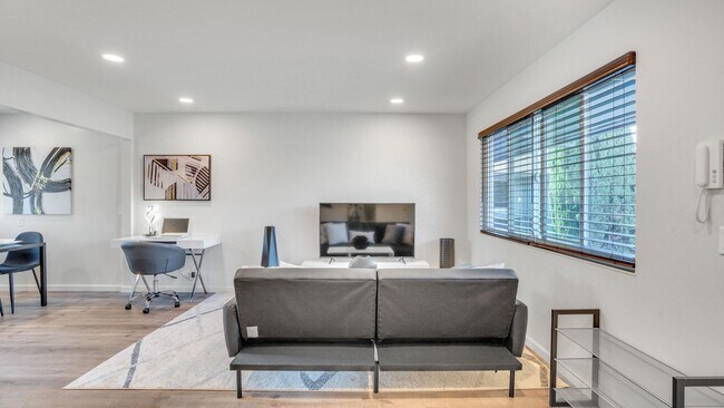 Photo - California St Apartments