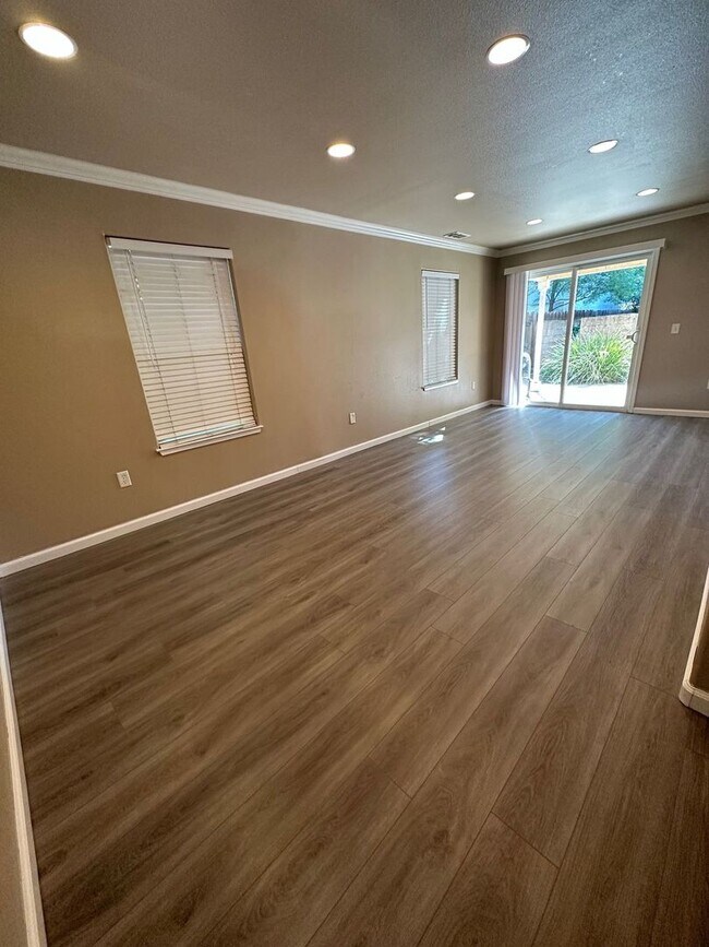 Photo - 1149 W 3rd St