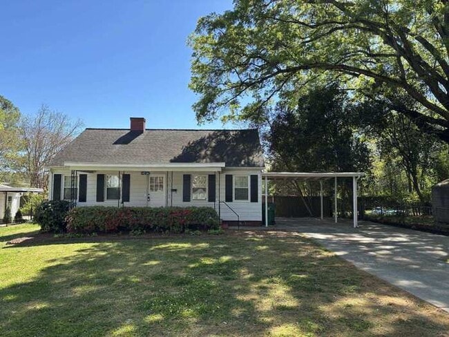 Building Photo - 2 Bedroom charming bungalow in desirable Oakhurst