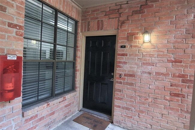 Building Photo - 2255 Braeswood Park Dr Unit 137 Rental
