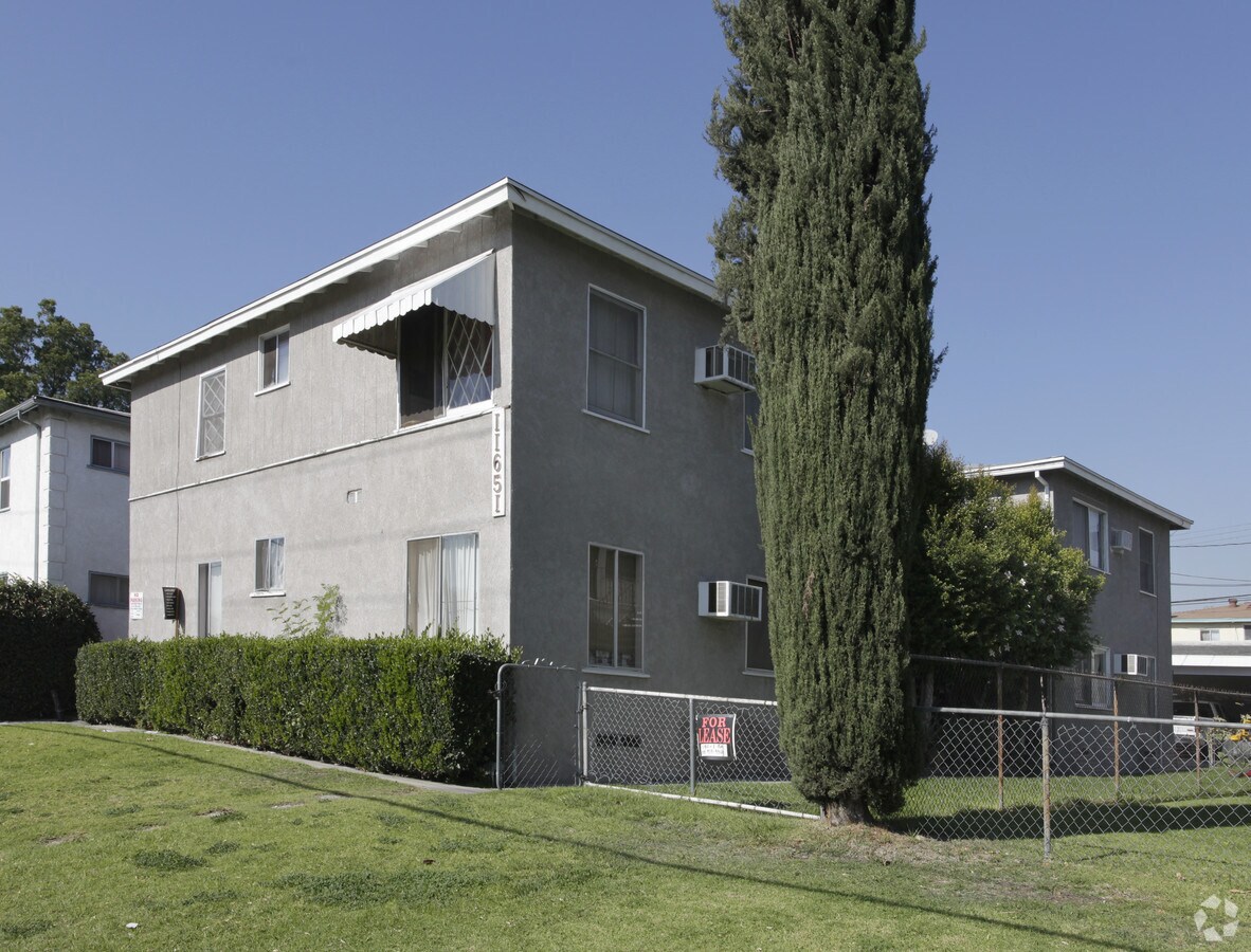 Photo - 11651 Hamlin St