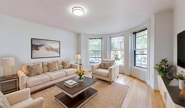 Building Photo - 479 Beacon St Unit 3 Rental