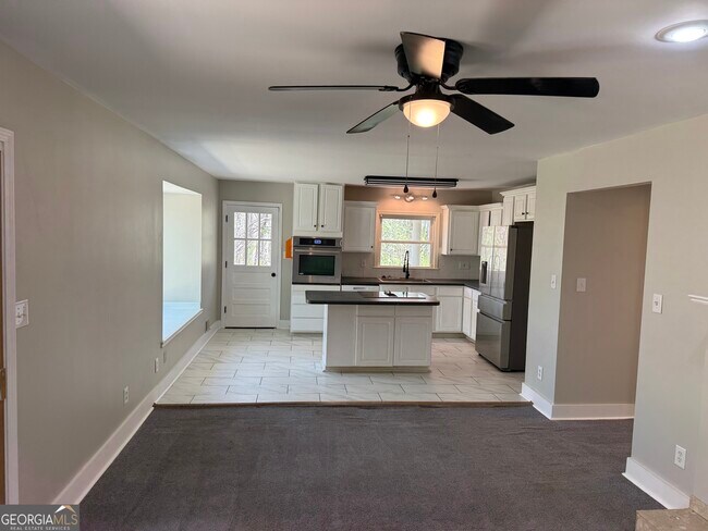 Photo - 140 Maple Pl