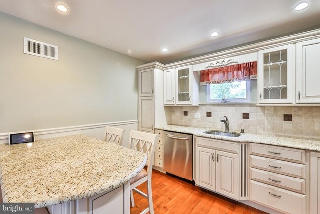 Photo - 9898 Wistaria St