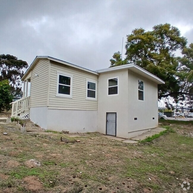 Building Photo - Detached home with large yard